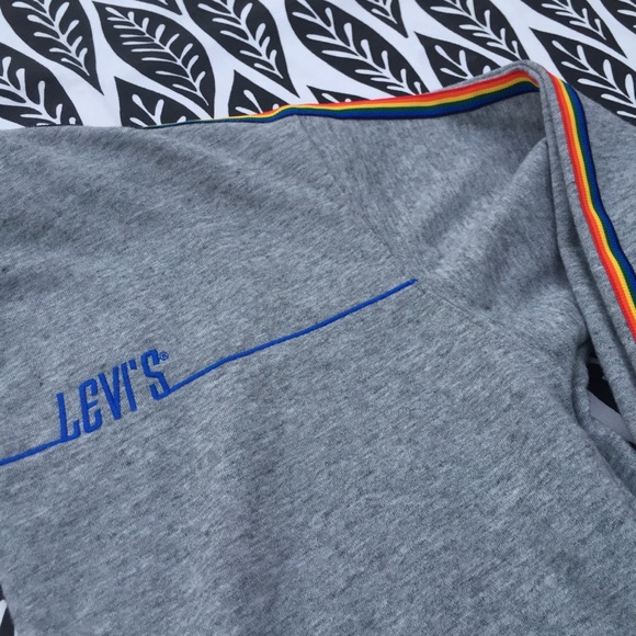 Levi’s Cropped Sweater - Picture 6 of 6